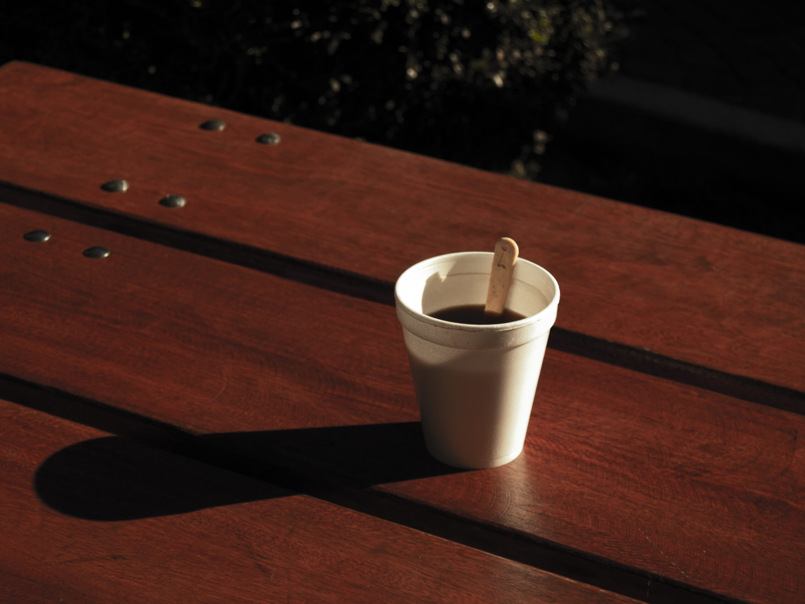 Café con removedor comestible