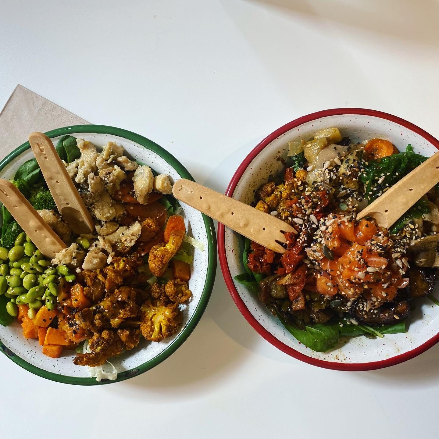 Cubiertos comestibles con ensalada y pasta